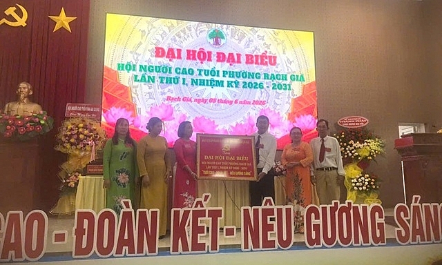 Lãnh đạo địa phương trao tặng Bức trướng chúc mừng Đại hội đại biểu Hội NCT phường Rạch Giá lần thứ I, nhiệm kỳ 2026–2031