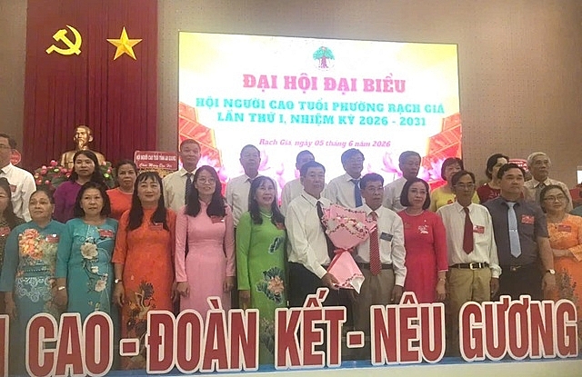 Lãnh đạo Hội NCT tỉnh và địa phương tặng hoa chúc mừng Ban Chấp hành Hội NCT phường Rạch Giá khóa mới.