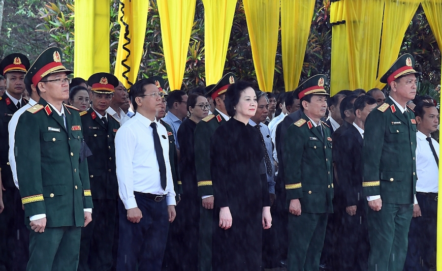 Phó Thủ tướng Phạm Thị Thanh Trà và các đại biểu dự Lễ viếng, truy điệu và an táng 16 hài cốt liệt sĩ quân tình nguyện và chuyên gia Việt Nam hy sinh tại Lào và Campuchia trong thời kỳ chiến tranh - Ảnh: VGP/Hải Minh