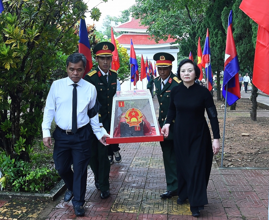 Phó Thủ tướng Phạm Thị Thanh Trà và Bí thư Tỉnh ủy Quảng Ngãi Hồ Văn Niên di chuyển hài cốt liệt sĩ đến nơi an táng - Ảnh: VGP/Hải Minh