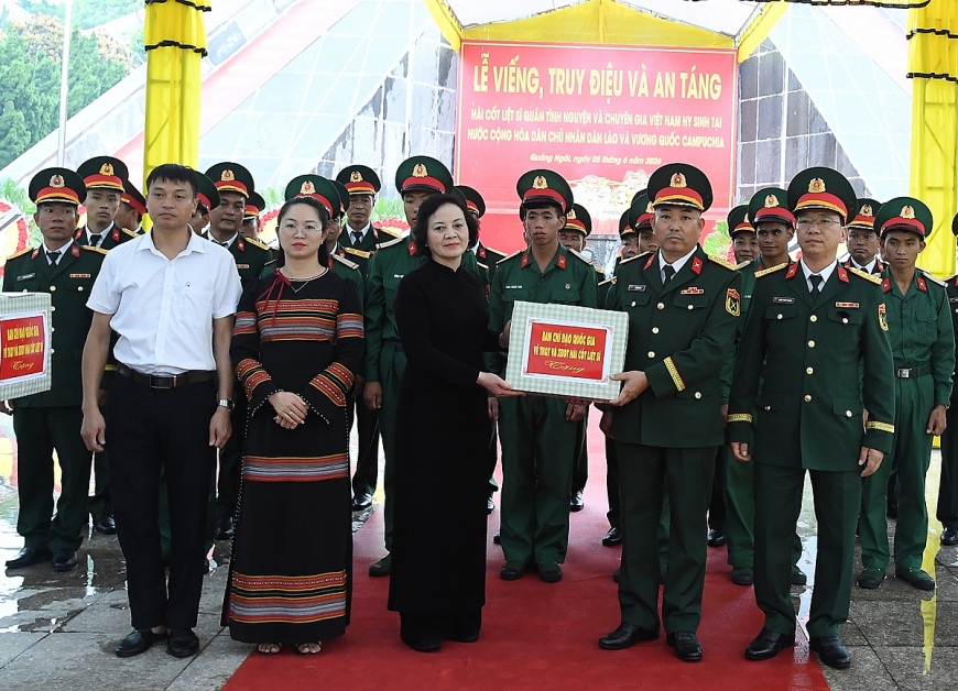Phó Thủ tướng Phạm Thị Thanh Trà tặng quà các lực lượng tìm kiếm, quy tập hài cốt liệt sĩ - Ảnh: VGP/Hải Minh