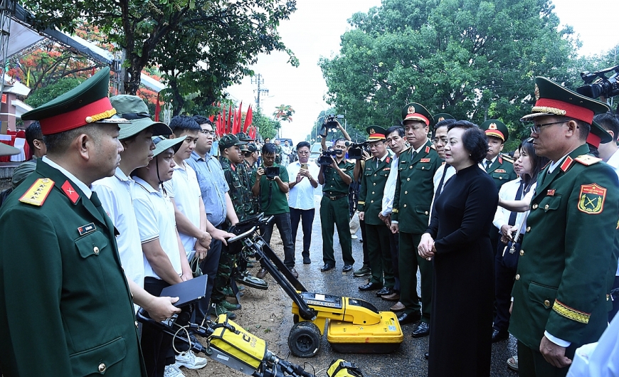 Phó Thủ tướng Phạm Thị Thanh Trà động viên các lực lượng tìm kiếm, quy tập hài cốt liệt sĩ - Ảnh: VGP/Hải Minh