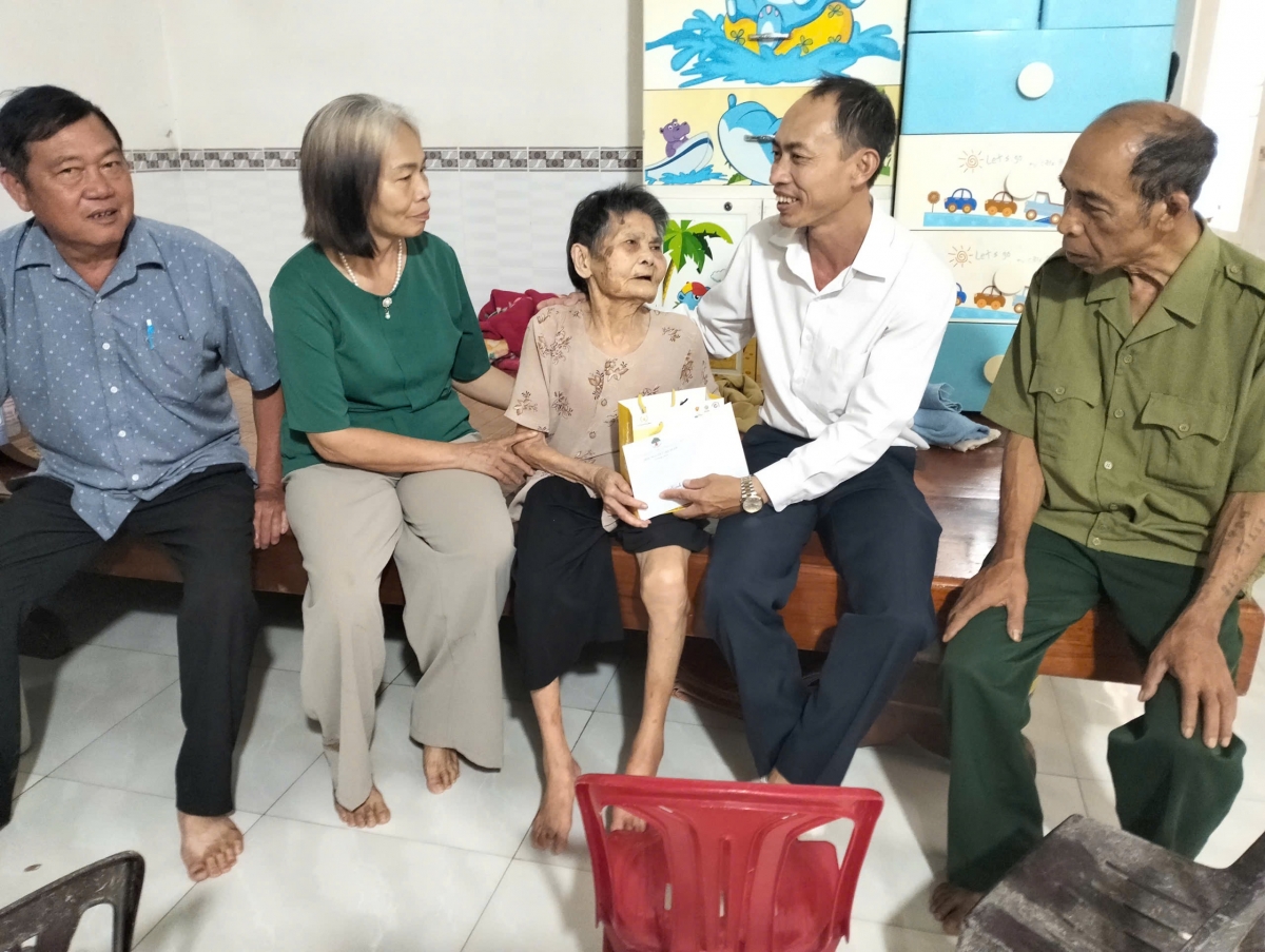 Thăm và tặng quà cho người cao tuổi