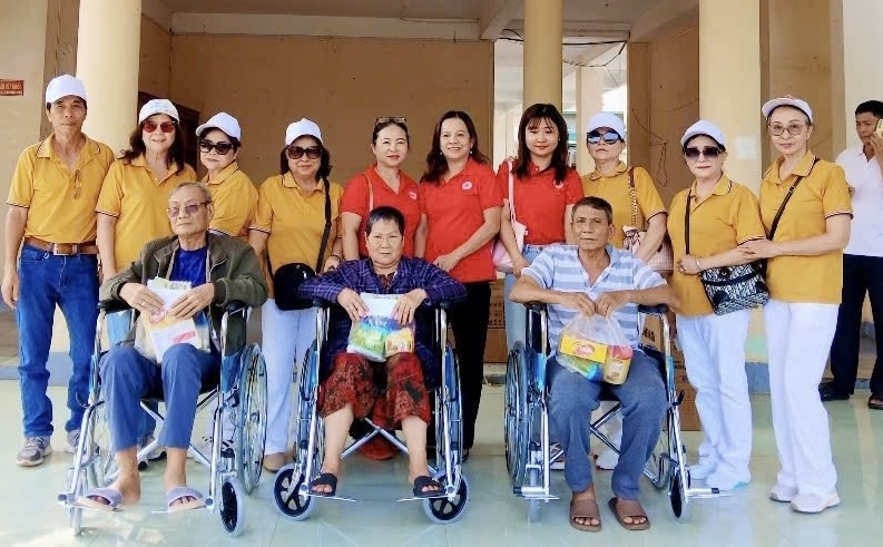 Trao tặng xe lăn cho người cao tuổi khó khăn