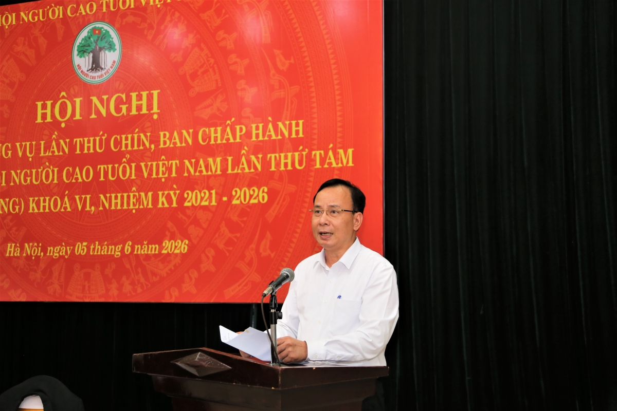 Phó Chủ tịch Nguyễn Lam trình bày dự thảo báo cáo 6 tháng đầu năm