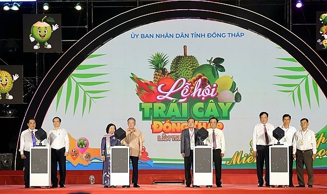  Các đại biểu thực hiện nghi thức khai mạc Lễ hội