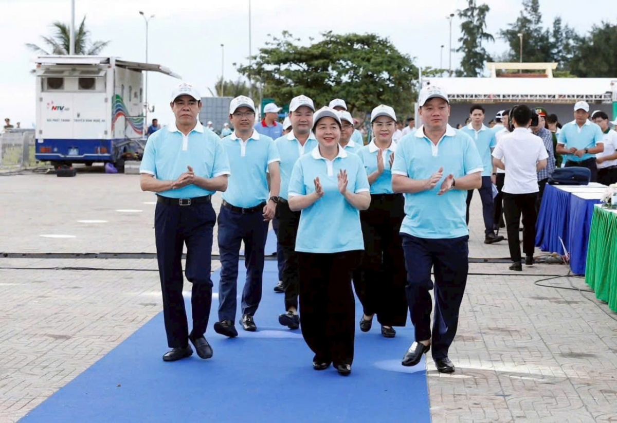 Đại biểu tham dự lễ Phát động phong trào toàn dân chung tay bảo vệ môi trường vì một Việt Nam xanh - sạch - đẹp