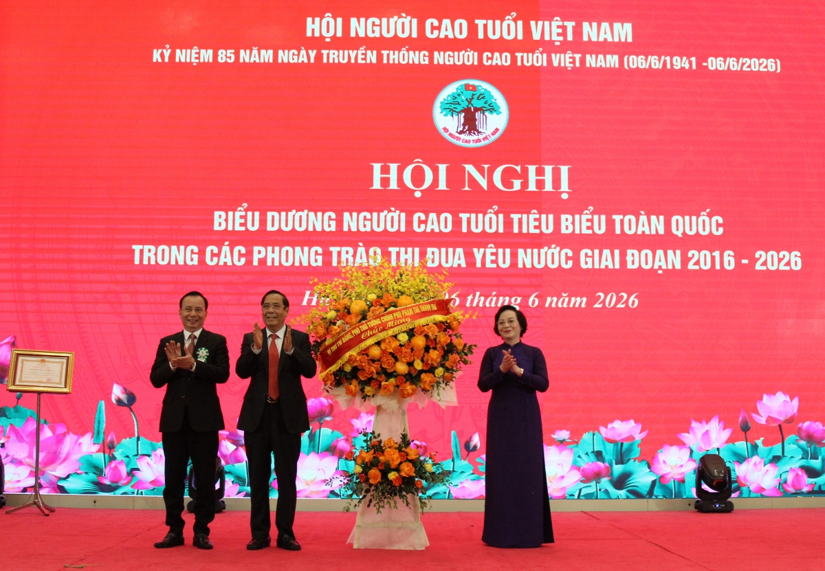 Phó Thủ tướng Chính phủ Phạm Thị Thanh Trà tặng hoa chúc mừng Hội NCT Việt Nam