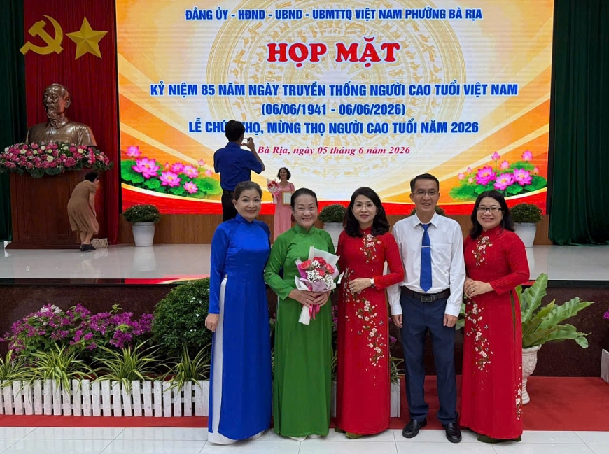 Chủ tịch hội NCT phường Bà Rịa chụp ảnh lưu niệm cùng đại biểu tham dự chương trình.