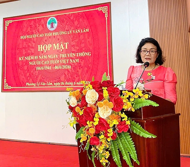 Bà Trịnh Tâm Lý, Chủ Hội NCT phường Lý Văn Lăm phát biểu tại buổi họp mặt