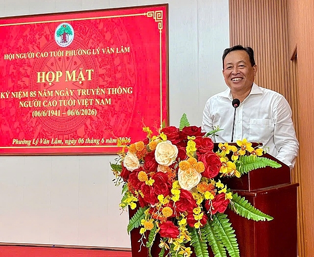 Ông Phan Hoàng Giang, Phó Bí thư Thường trực Đảng ủy phường  Lý Văn Lăm phát biểu tại buổi họp mặt