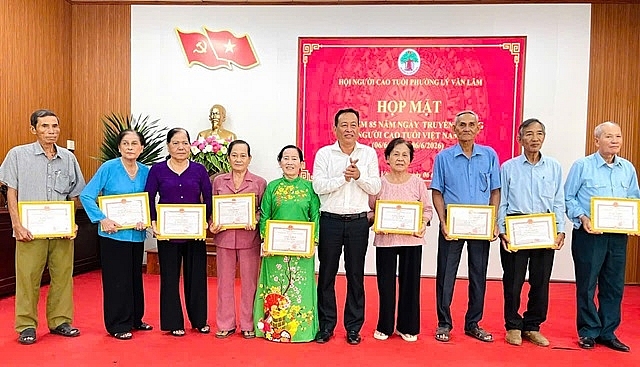 Lãnh đạo phường khen thưởng các cá nhân tiêu biểu có nhiều đóng góp trong công tác Hội
