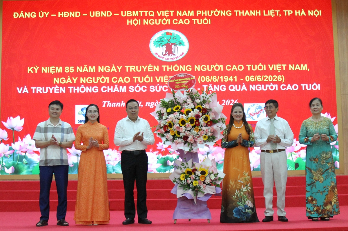 Lãnh đạo Đảng ủy, UBND, HĐND, Ủy ban MTTQ phường tặng hoa chúc mừng