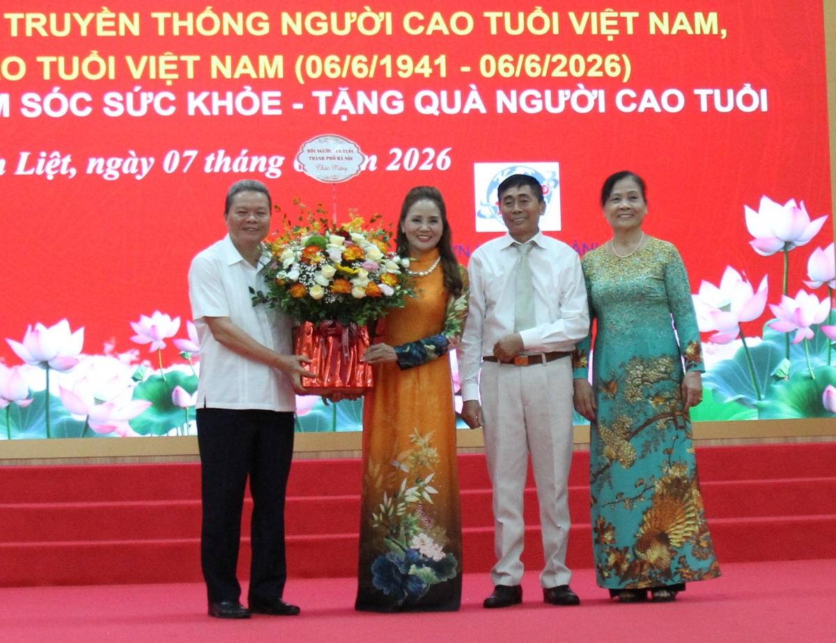 Lãnh đạo Hội NCT TP Hà Nội tặng hoa chúc mừng