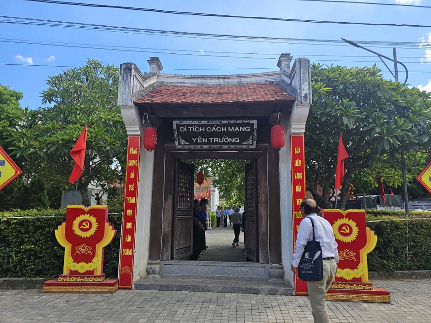 Thăm di tích cách mạng Yên Trường
