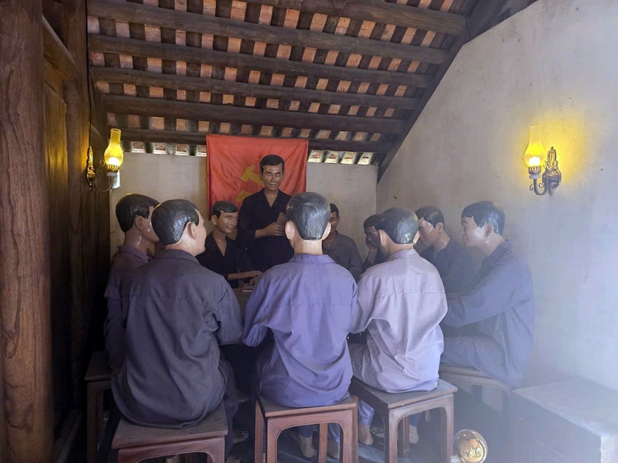 Thăm di tích cách mạng Yên Trường