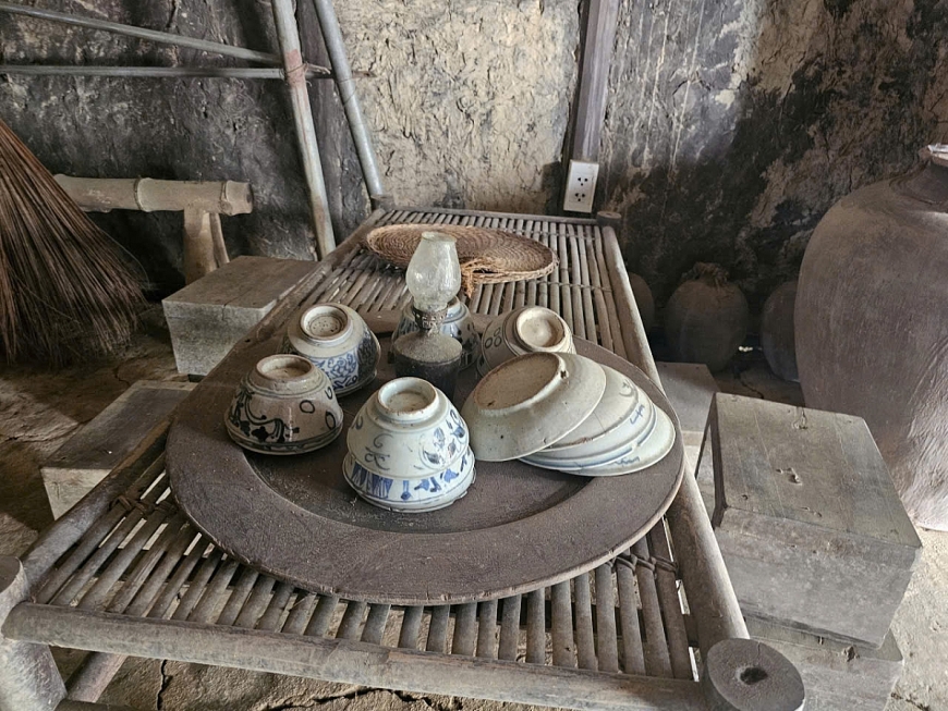 Thăm di tích cách mạng Yên Trường