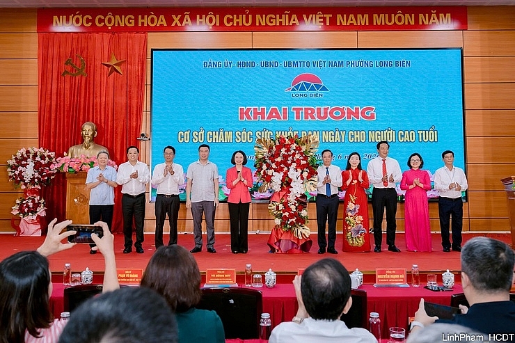 Vừa qua, phường Long Biên (TP Hà Nội) tổ chức khai trương Cơ sở chăm sóc sức khỏe ban ngày cho người cao tuổi tại số 1, ngõ 307 đường Thạch Bàn. Đây là mô hình thí điểm đầu tiên trên địa bàn thành phố Hà Nội, nhằm cụ thể hóa chủ trương tăng cường bảo vệ, chăm sóc và nâng cao sức khỏe Nhân dân, đáp ứng nhu cầu ngày càng lớn của người cao tuổi trong bối cảnh già hóa dân số.