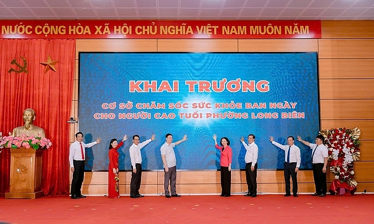 Phó Chủ tịch UBND Thành phố Vũ Thu Hà cùng các đại biểu cắt băng khánh thành Cơ sở chăm sóc sức khỏe ban ngày cho người cao tuổi tại số 1, ngõ 307 đường Thạch Bàn, phường Long Biên.