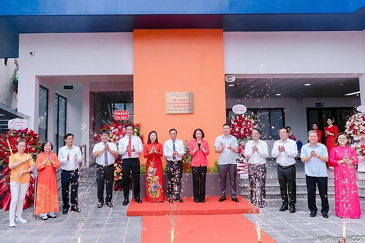 Phó Chủ tịch UBND thành phố Hà Nội Vũ Thu Hà cùng các đại biểu thực hiện nghi thức khai trương Cơ sở chăm sóc sức khỏe ban ngày cho người cao tuổi phường Long Biên.
