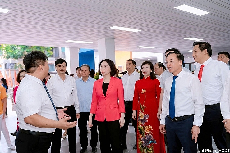 Phó Chủ tịch UBND Thành phố Vũ Thu Hà cùng các đại biểu tham quan thực tế mô hình Cơ sở chăm sóc sức khỏe ban ngày cho người cao tuổi tại số 1, ngõ 307 đường Thạch Bàn, phường Long Biên.