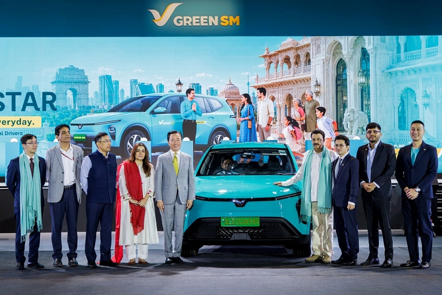 Ông Nguyễn Văn Thanh - Tổng Giám đốc GSM Toàn cầu (thứ 3 từ phải sang), ông Rao Narbir Singh, Bộ trưởng Bộ Công nghiệp, Môi trường và Thương mại Ấn Độ (thứ 4 từ phải sang) cùng đại diện các cơ quan Chính phủ Ấn Độ, Đại sứ quán Việt Nam tại Ấn Độ và các khách mời chụp ảnh cùng xe Green SM Limo tại sự kiện.