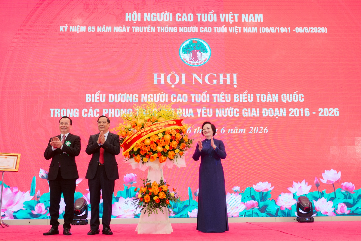 Phó Thủ tướng Phạm Thanh Trà tặng lẵng hoa tươi thắm cho Hội NCT Việt Nam nhân Kỷ niệm 84 năm Ngày Truyền thống NCT