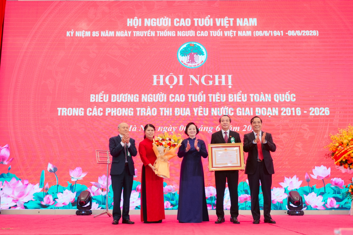6-	Thay mặt lãnh đạo Đảng, Nhà nước, Phó Thủ tướng Chính phủ Phạm Thị Thanh Trà đã trao Huân chương Lao động hạng Ba tặng Văn phòng Trung ương Hội NCT Việt Nam
