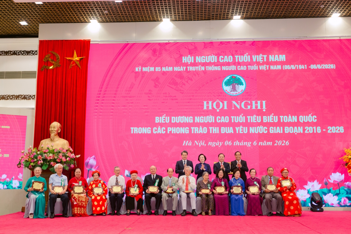 Khoảnh khắc đẹp tại Hội nghị biểu dương người cao tuổi tiêu biểu toàn quốc giai đoạn 2016-2026