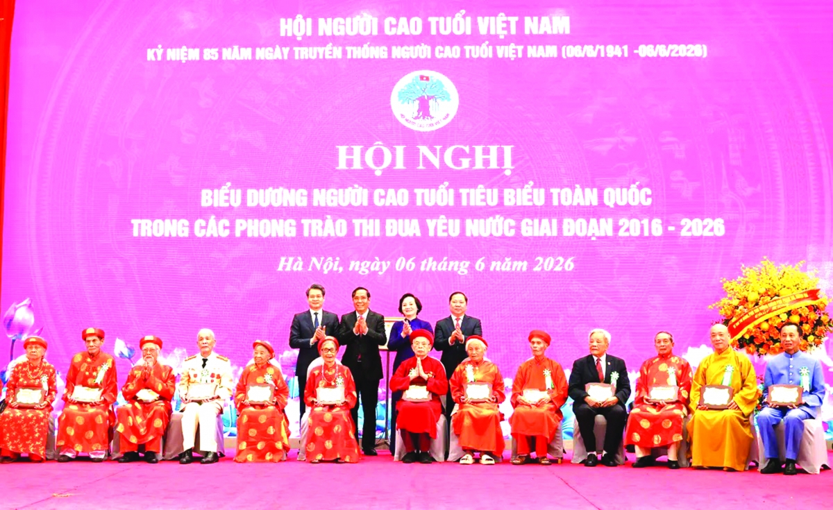 Khoảnh khắc đẹp tại Hội nghị biểu dương người cao tuổi tiêu biểu toàn quốc giai đoạn 2016-2026