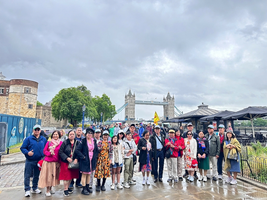 Đoàn chụp ảnh lưu niệm tại Tháp Cầu London (Tower Bridge), biểu tượng nổi tiếng của thủ đô London.