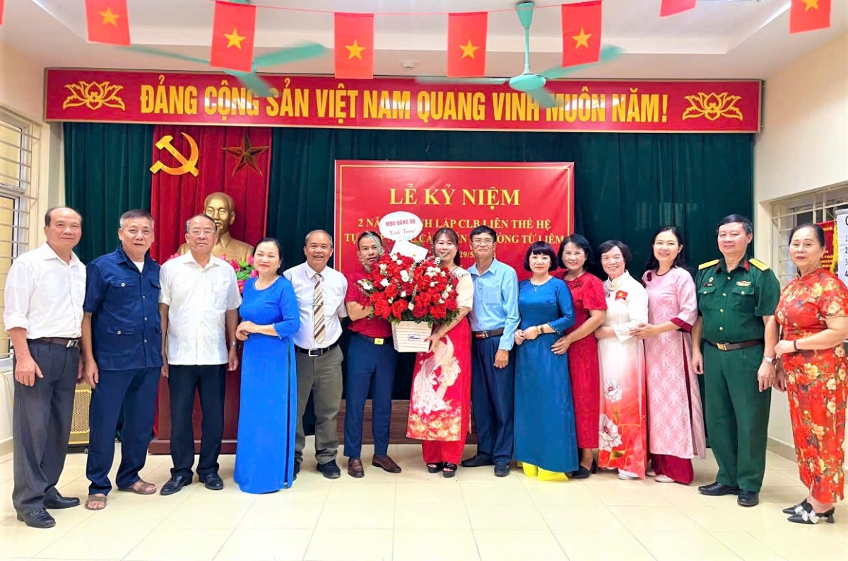 Các đại biểu tặng hoa chúc mừng CLB LTHTGN Cầu Diễn