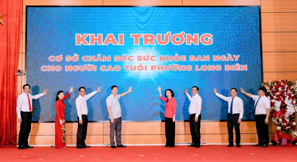 Các đại biểu nhấn nút khai trương mô hình