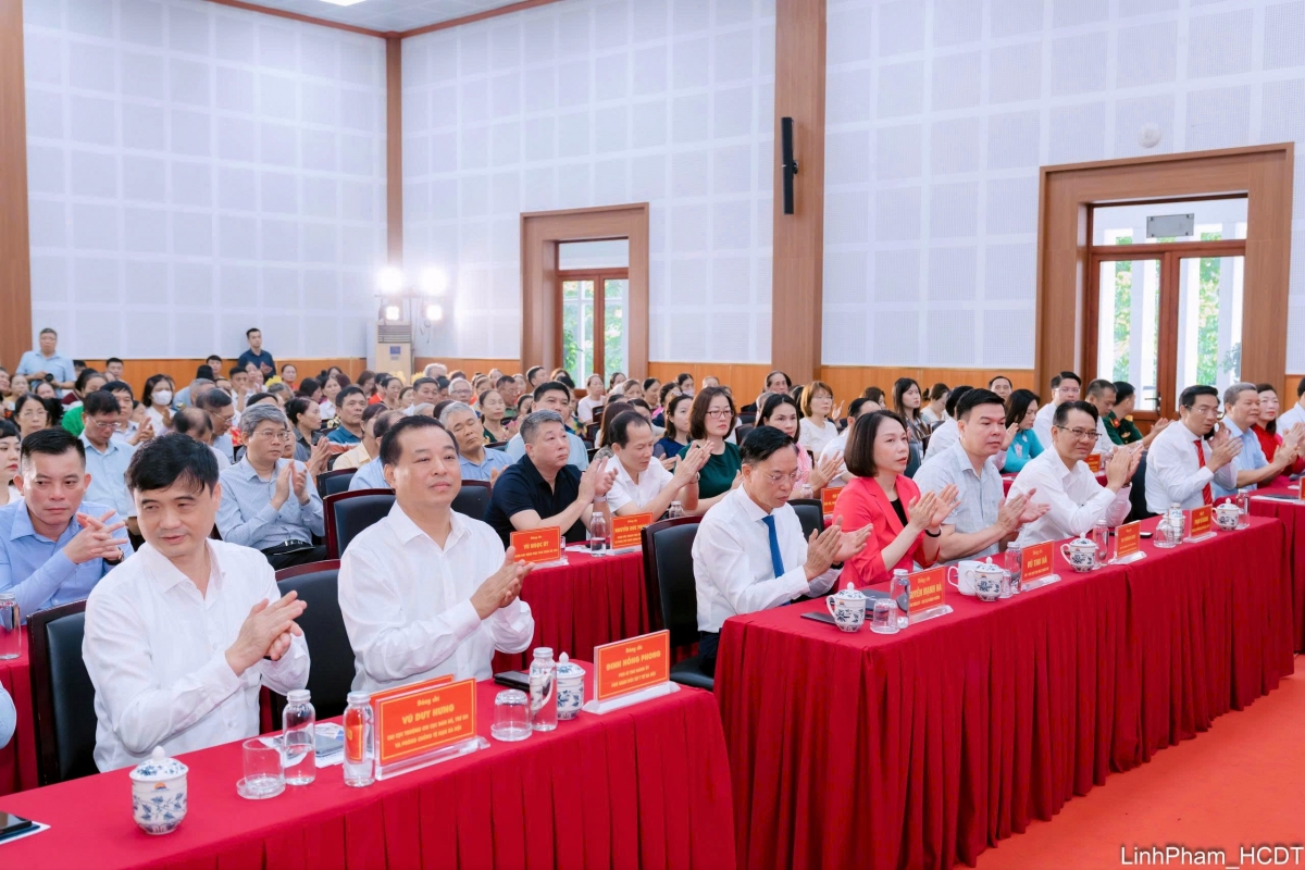 Các đại biểu tham dự chương trình