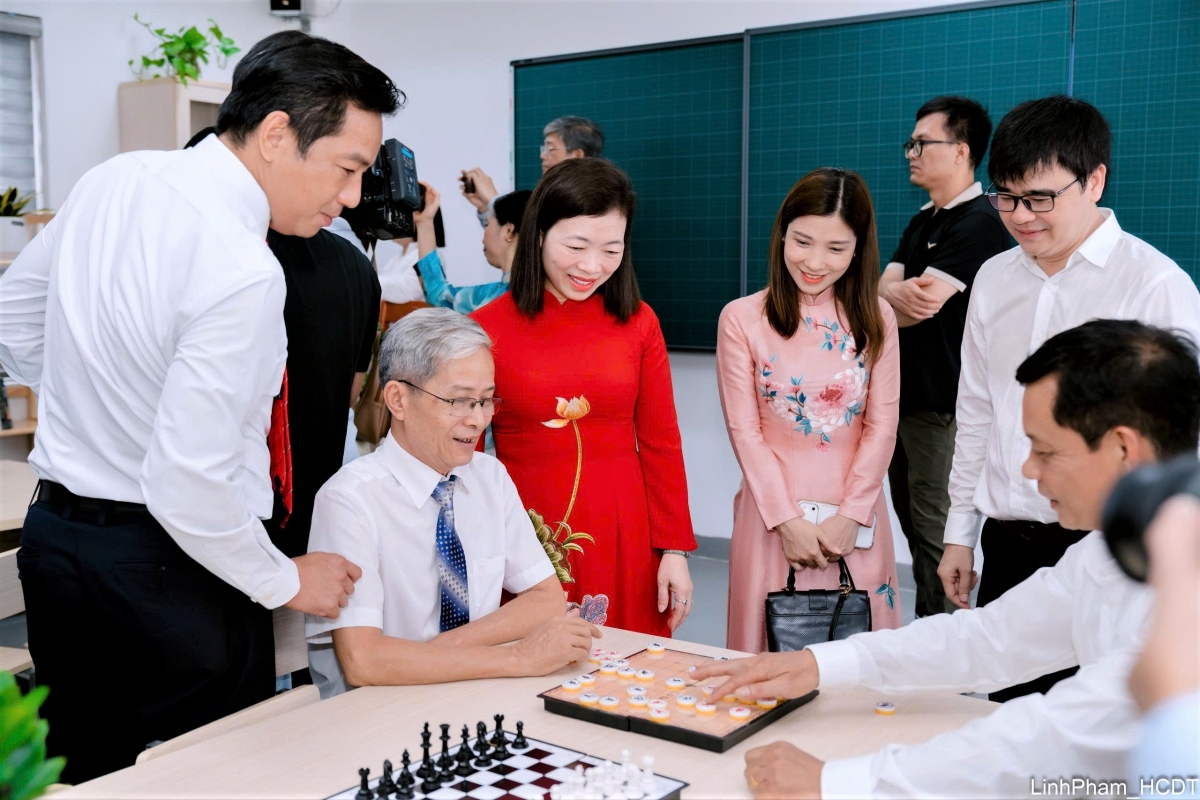 Lãnh đạo thành phố và lãnh đạo phường tham quan hoạt động của mô hình