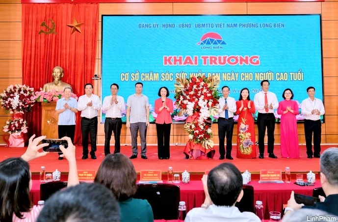 ãnh đạo thành phố tặng hoa chúc mừng phường Long Biên