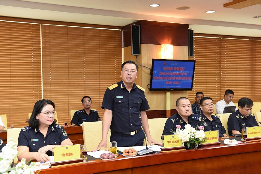 Ông Trần Đức Hùng, Phó Cục trưởng Cục Hải quan trao đổi tại buổi gặp mặt.