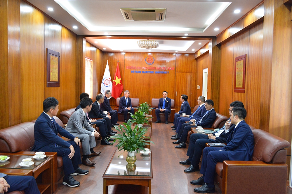PGS.TS. Phạm Xuân Dương - Bí thư Đảng ủy, Hiệu trưởng Trường Đại học Hàng hải Việt Nam tiếp ông Kazuma Yamanaka - Chủ tịch Công ty NS United Kaiun Kaisha, Ltd. cùng các cộng sự tại Phòng khách của Nhà trường