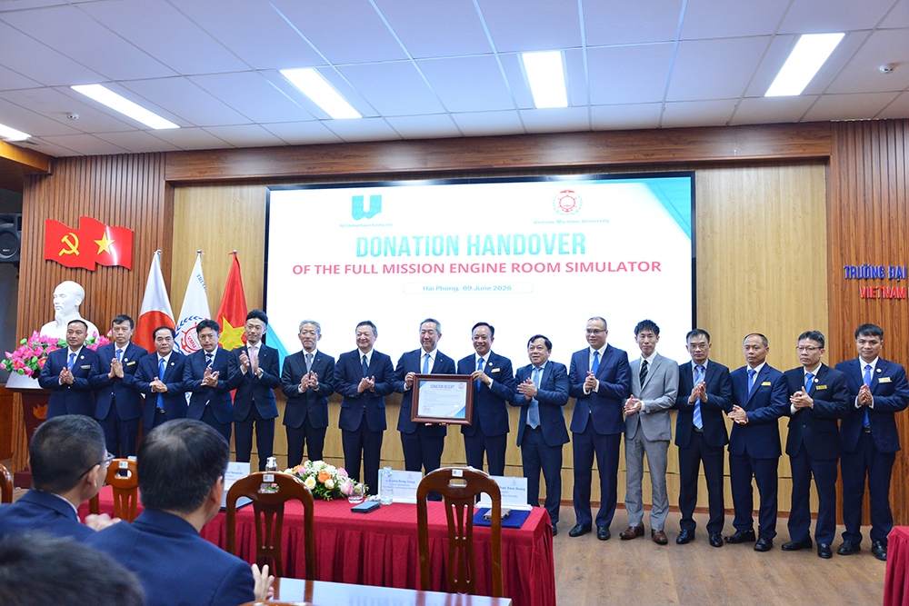 Ông Kazuma Yamanaka - Chủ tịch Công ty NS United Kaiun Kaisha, Ltd. trao biển tài trợ cho Trường Đại học Hàng hải Việt Nam