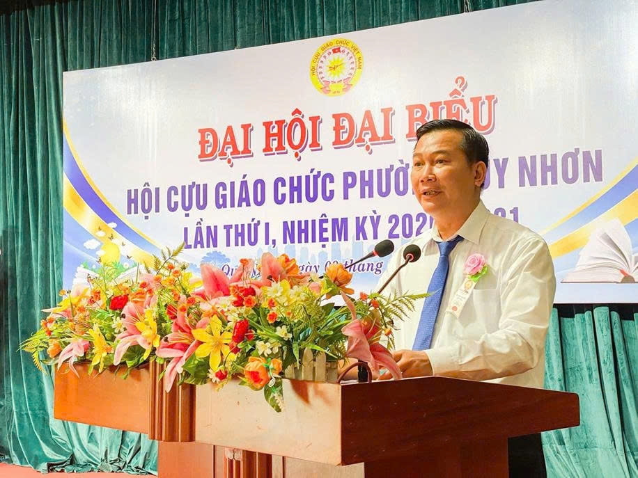 Ông Phan Tuấn Hoàng, Phó Chủ tịch Thường trực UBND phường Quy Nhơn phát biểu chỉ đạo tại Đại hội Hội Cựu giáo chức phường Quy Nhơn lần thứ I