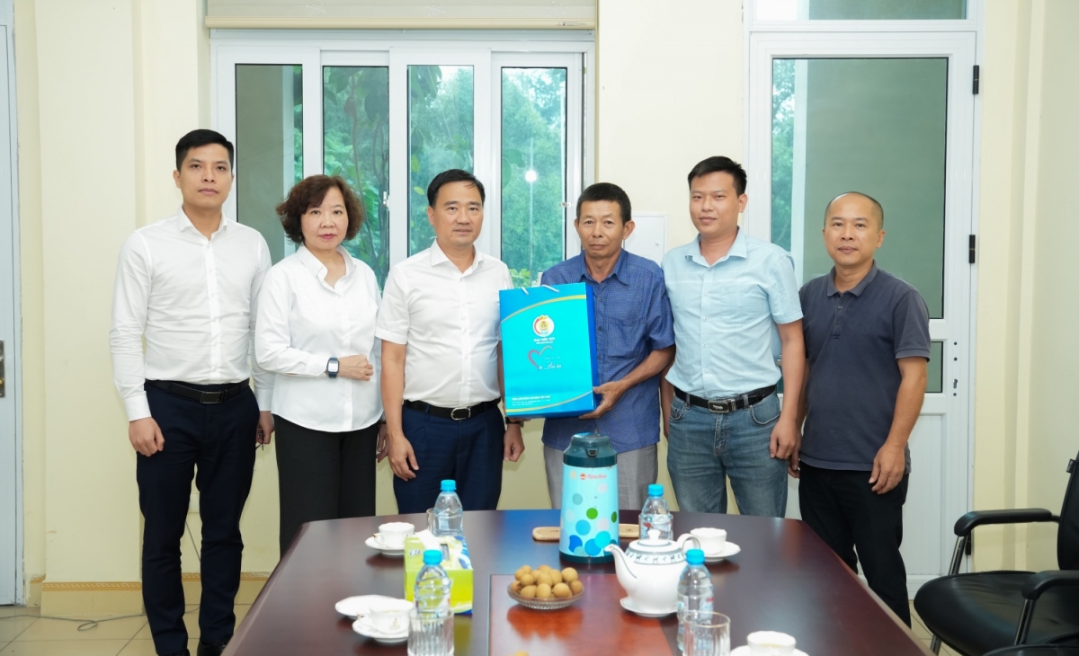 Ông Vũ Anh Tuấn - Phó Chủ tịch Công đoàn Petrovietnam cùng đoàn công tác ân cần thăm hỏi tình hình sức khỏe, đời sống và quá trình điều trị của từng đoàn viên.