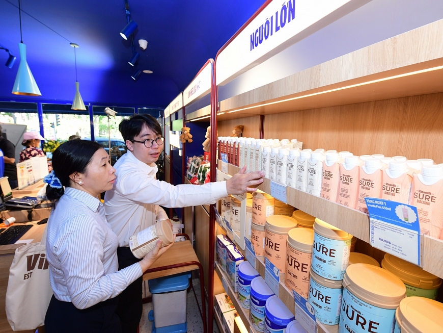 Với 3 dòng sản phẩm Sure Prevent Gold – giúp bồi bổ sức khỏe, Sure Diacerna – dinh dưỡng phù hợp cho người tiểu đường và Sure CanxiPro – hỗ trợ cơ xương khớp, Vinamilk Sure đồng hành chăm sóc dinh dưỡng cho người từ 50 tuổi, giúp duy trì sức khỏe vững vàng và phong độ để tận hưởng cuộc sống năng động mỗi ngày. Ảnh: Vi Nam