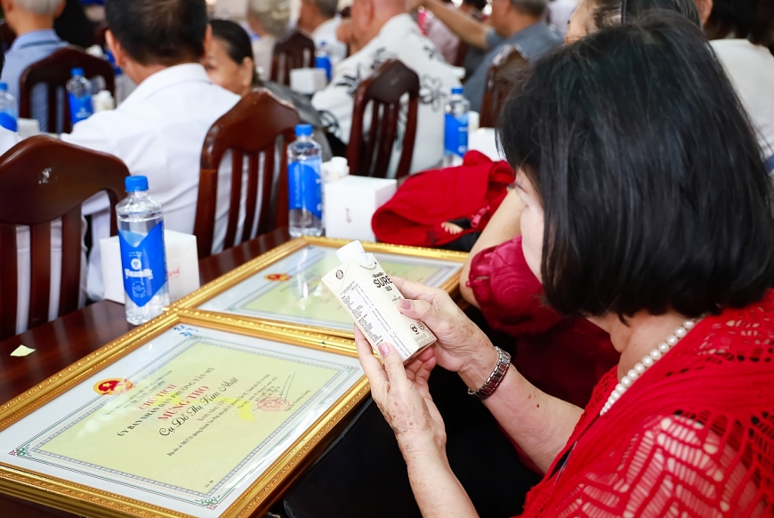 Vinamilk Sure hỗ trợ sản phẩm trong Lễ chúc thọ người cao tuổi, phường Tân Mỹ, TP.HCM. Ảnh: Vi Nam