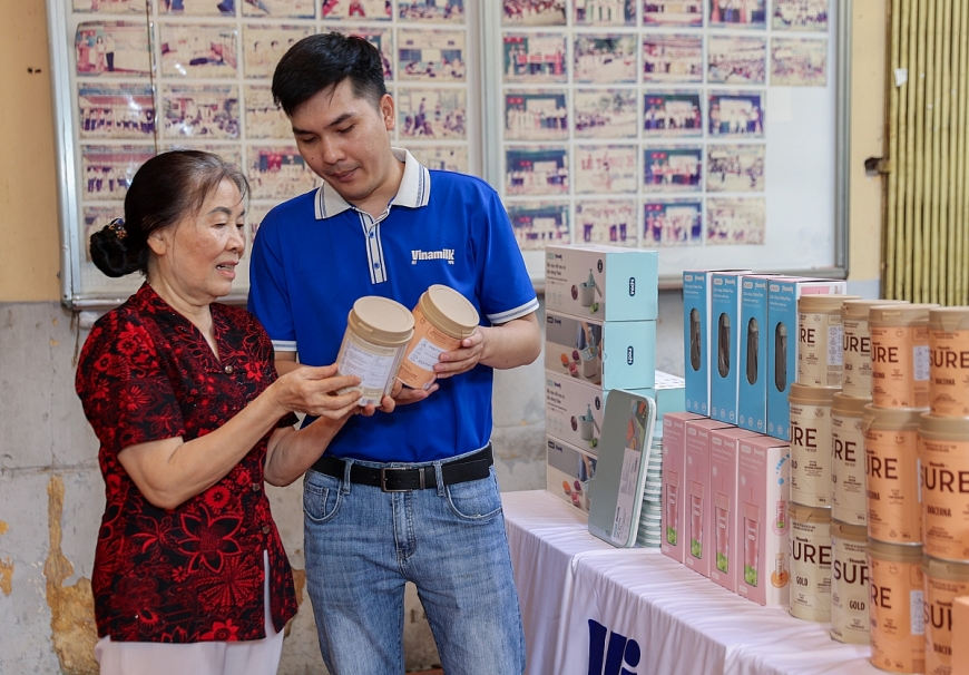 Hỗ trợ sản phẩm và tư vấn dinh dưỡng trong chương trình Ngày hội “chăm sóc sức khỏe người cao tuổi” tại phường Xuân Hòa, TP.HCM. Ảnh: Vi Nam