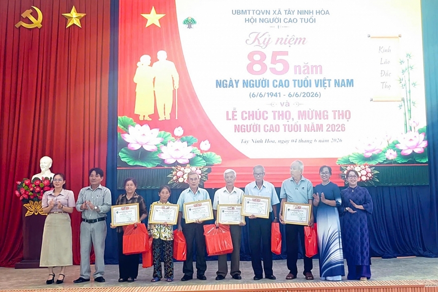 Lãnh đạo xã Tây Ninh Hòa, tỉnh Khánh Hòa tặng quà chúc thọ NCT.