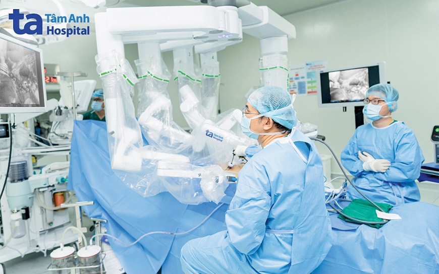 Cắt khối ung thư cho cụ bà 92 tuổi suy gan, thận nặng bằng Robot