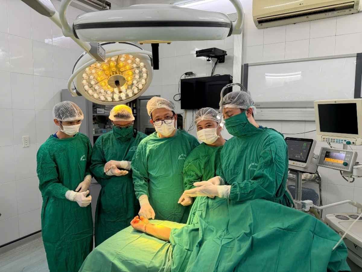 Kíp phẫu thuật tiến hành xử lý tổn thương, kết hợp xương, nối mạch máu và tái lập tuần hoàn cho bàn tay đứt rời bằng kỹ thuật vi phẫu.