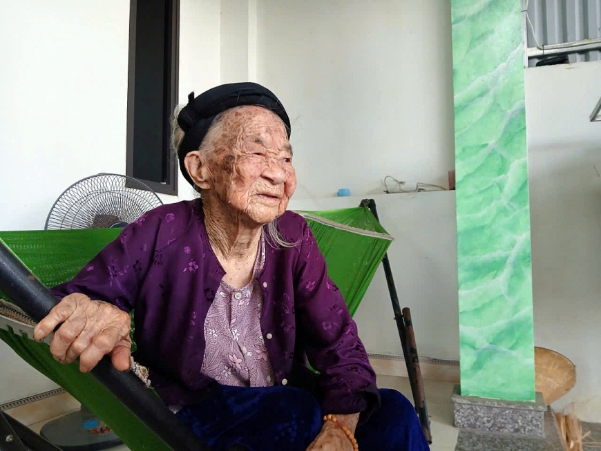 Cụ bà 103 tuổi thuộc lòng thơ ‘Mẹ Suốt’, bật mí bí quyết sống khỏe