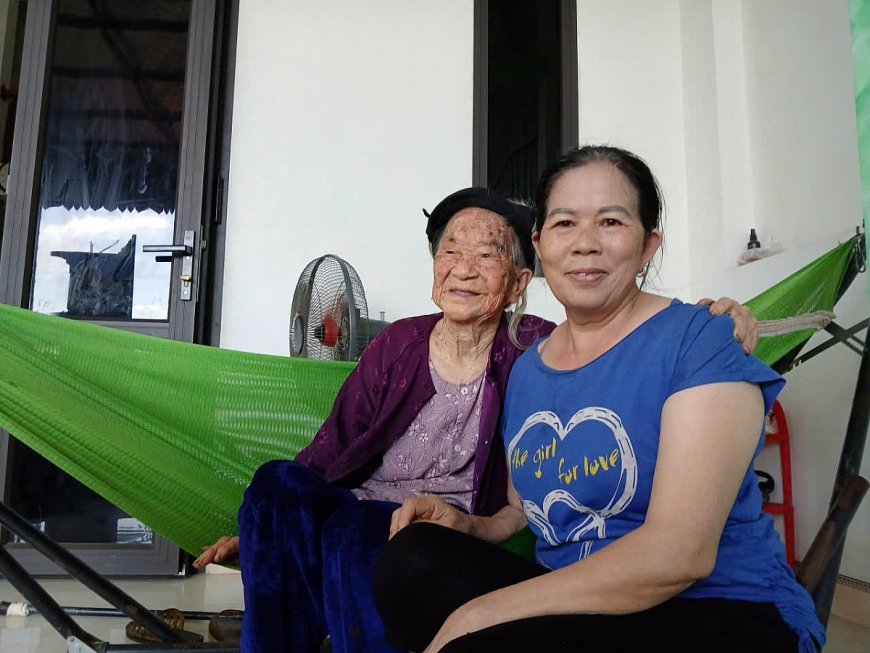 Cụ bà 103 tuổi thuộc lòng thơ ‘Mẹ Suốt’, bật mí bí quyết sống khỏe