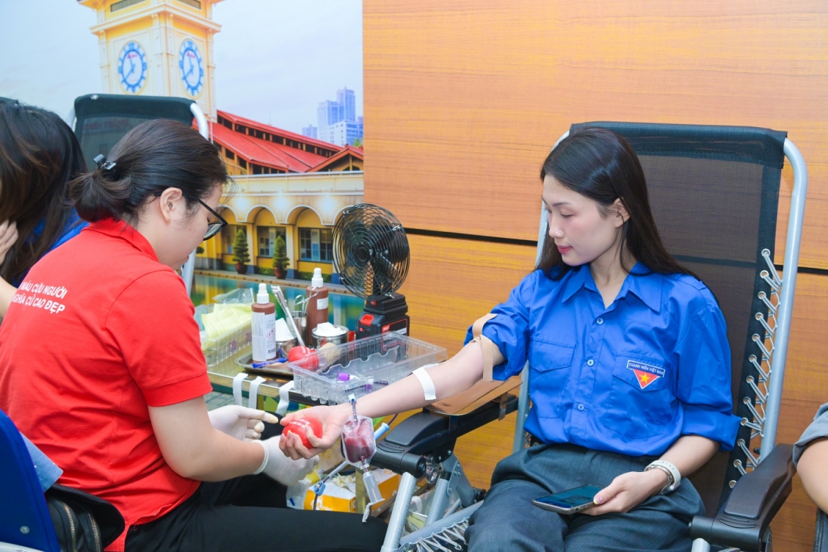 Người lao động Petrovietnam tích cực hưởng ứng chương trình hiến máu nhân đạo.